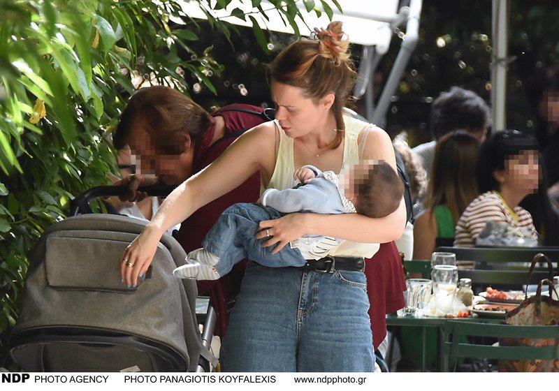 Η Λένα Παπαληγούρα αγκαλιά με τον γιο της