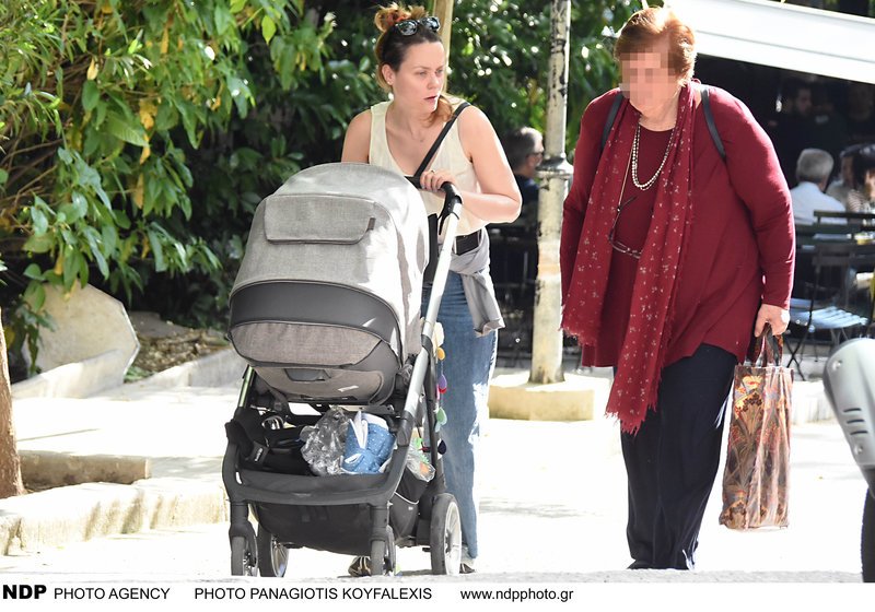 Βόλτα μαζί με το μωρό της