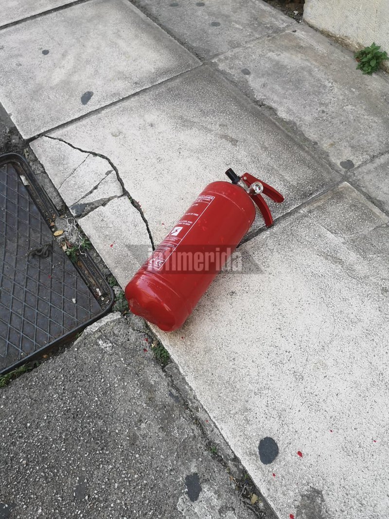 Ο πυροσβεστήρας που είχαν τα τρία μέλη του Ρουβίκωνα