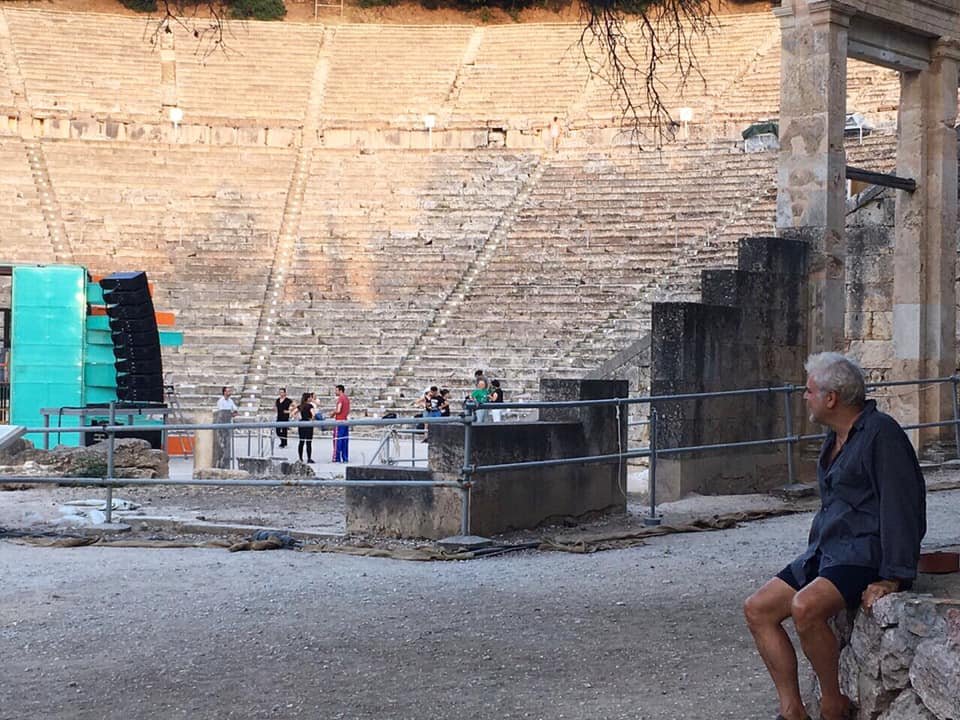Στις πρόβες, στην Επίδαυρο, ο Νϊκος Καραθάνος παρακολουθεί τη δράση στη σκηνή.