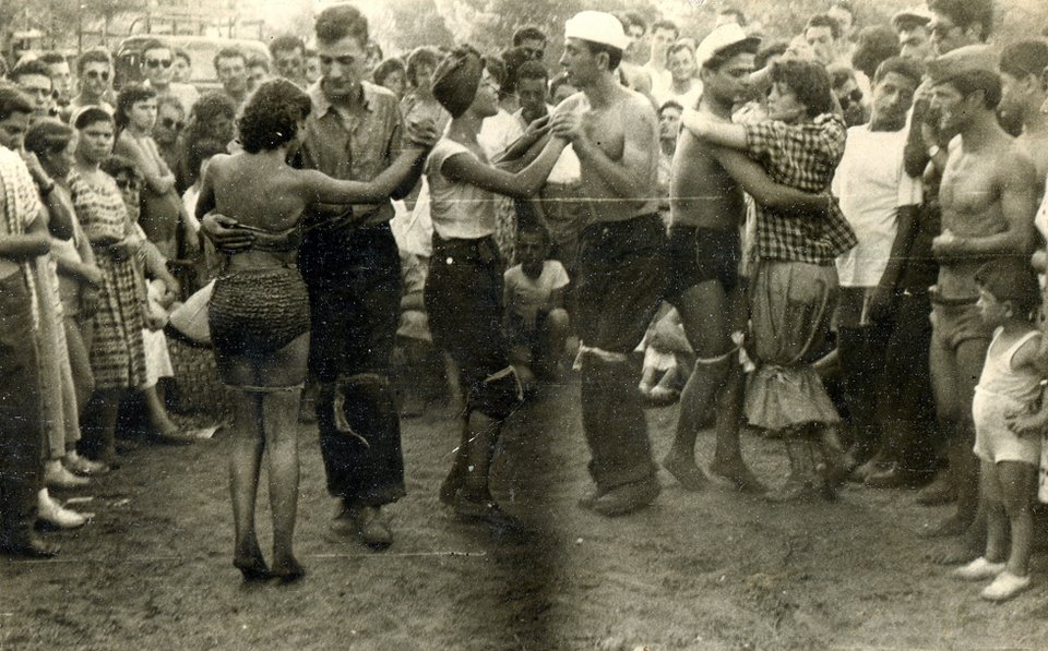 Υπαρξιστές χορεύουν με δεμένα τα πόδια. Καλοκαίρι 1953