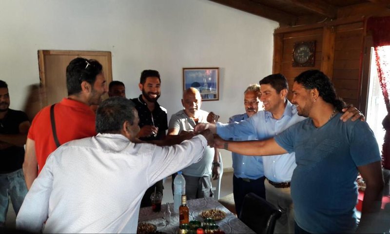 Ο Λ. Αυγενάκης τσουγκρίζει με μέλη καταυλισμού Ρομά