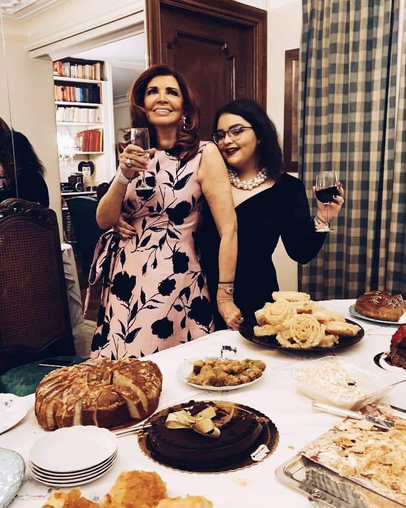 Στη Μιμή Ντενίση αρέσει πολύ να υποδέχεται φίλους στο σπίτι της.