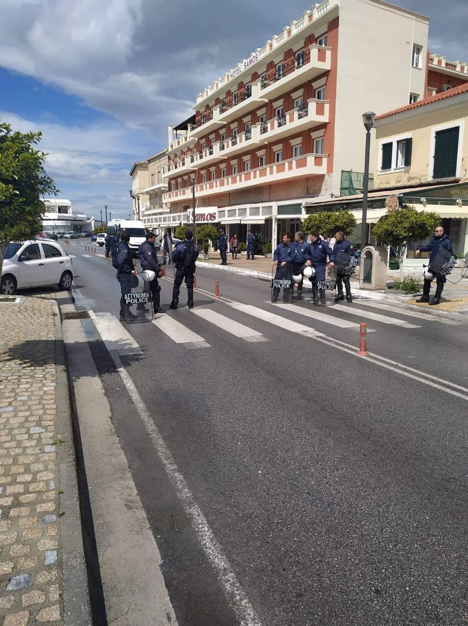 Η Αστυνομία απέκλεισε το δρόμο μπροστά από το ξενοδοχείο που μένει ο Δημήτρης Βίτσας