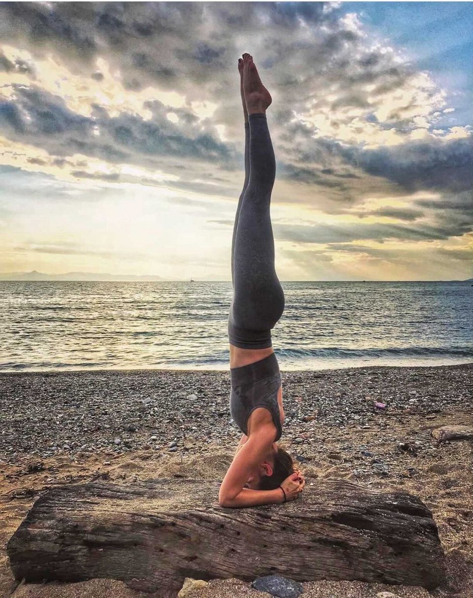 Γιόγκα στο σπίτι ή στην παραλία.