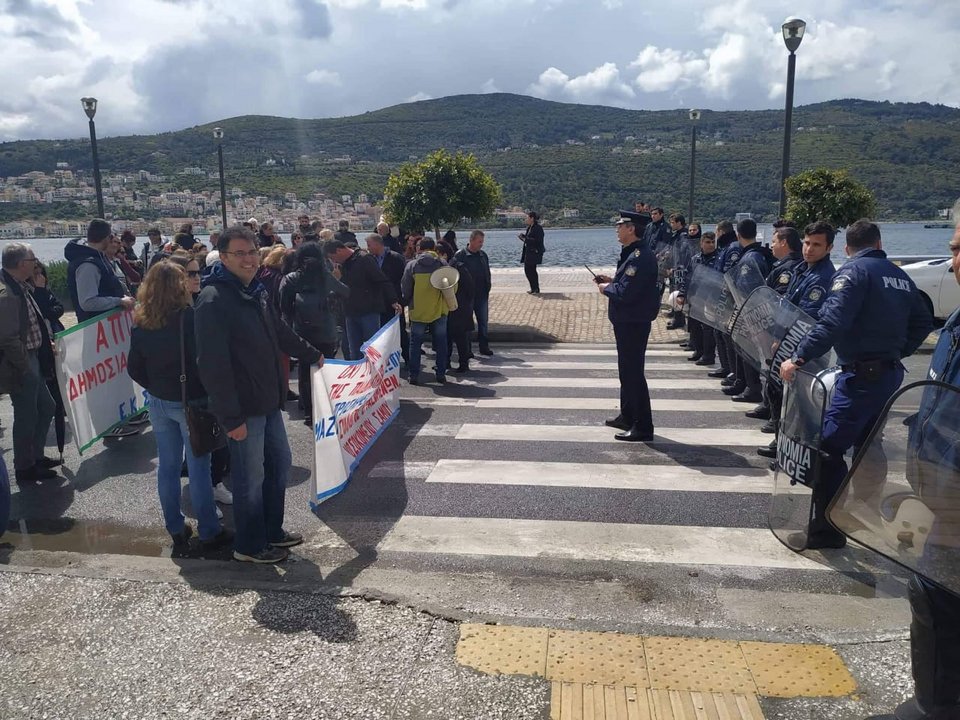 Κάτοικοι συγκεντρώθηκαν στη Σάμο για να διαμαρτυρηθούν για το μεταναστευτικό στον Δημήτρη Βίτσα