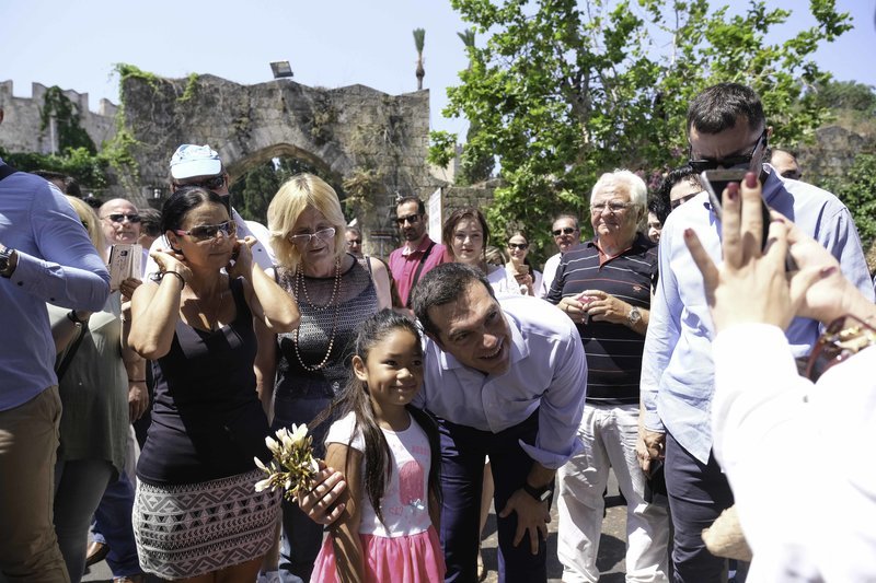 Ο πρωθυπουργός φωτογραφίζεται με ένα κοριτσάκι