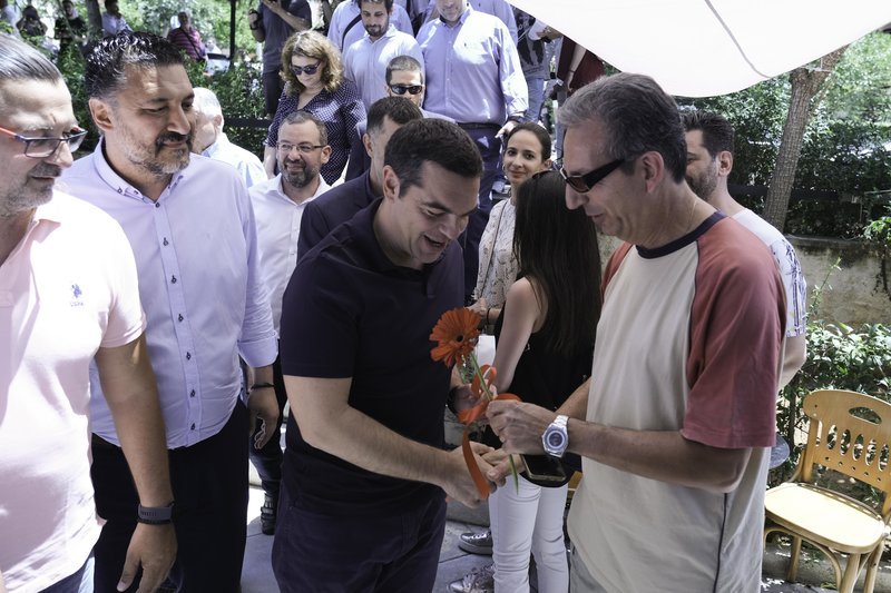 Αλέξης Τσίπρας με λουλούδι