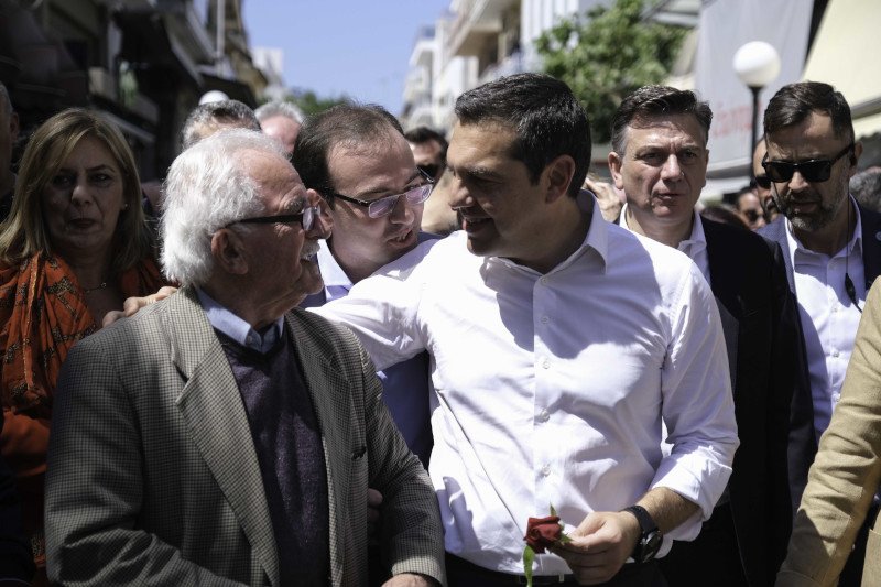 Ο Αλέξης Τσίπρας κρατάει τριαντάφυλλο