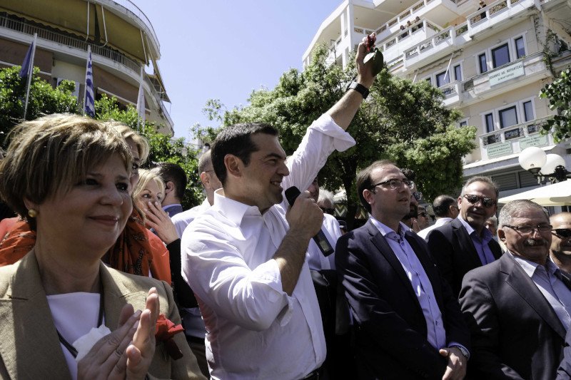 Αλέξης Τσίπρας μιλάει με μικρόφωνο