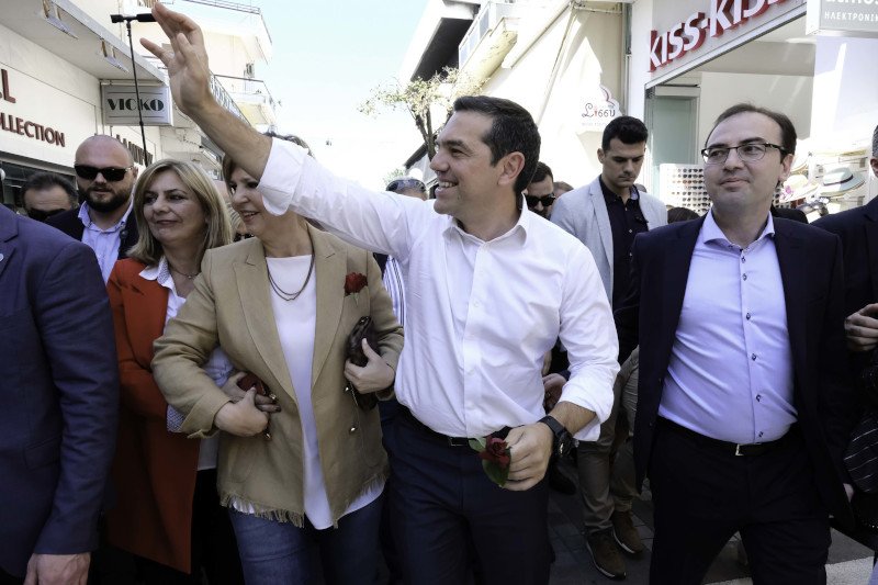 Αλέξης Τσίπρας χαιρετάει με Όλγα Γεροβασίλη