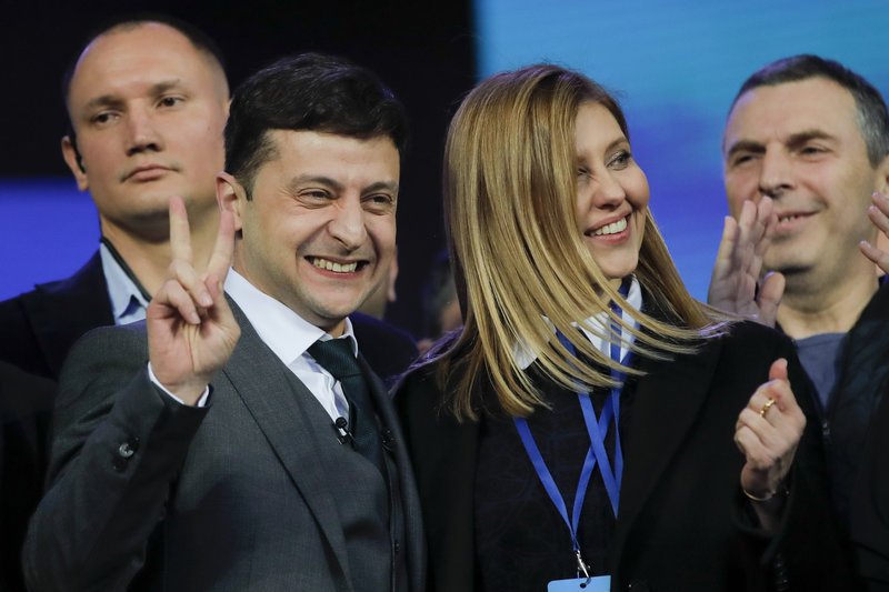 Ο κωμικός που υποδυόταν τον Πρόεδρο κι έγινε Πρόεδρος, Βολόντιμιρ Ζελένσκι και η γυναίκα του Γιελένα πανηγυρίζουν τη νίκη του.