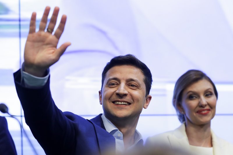 Η Γιελένα Ζελένσκαγια και ο άνδρας της, Βολόντιμιρ Ζελένσκι πανηγυρίζουν το θρίαμβό του στις προεδρικές εκλογές της Ουκρανίας.