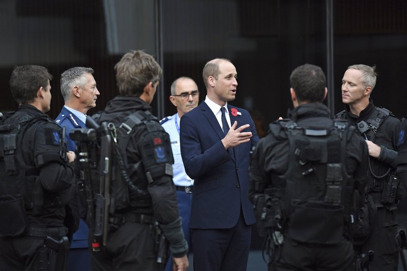 Ο πρίγκιπας Γουίλιαμ συναντήθηκε με αστυνομικούς και τραυματιοφορείς που είχαν σπεύσει στα τεμένη του Κράιστσερτς μετά το μακελειό.