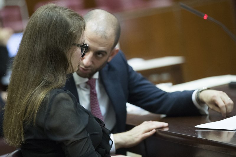 Η Άννα Σοροκίν συζητά με τον συνήγορό της στη διάρκεια της δίκη της για απάτη και κλοπή.
