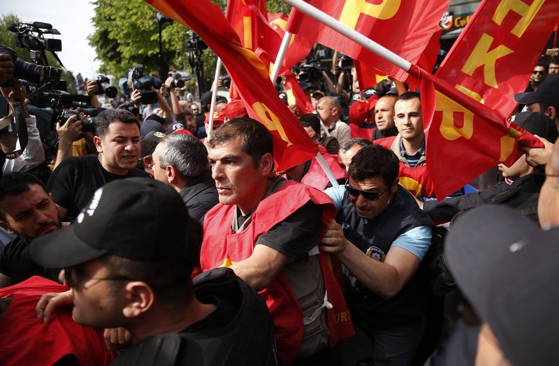 Διαδηλωτές στην πλατεία Ταξίμ στην Κωνσταντινούπολη
