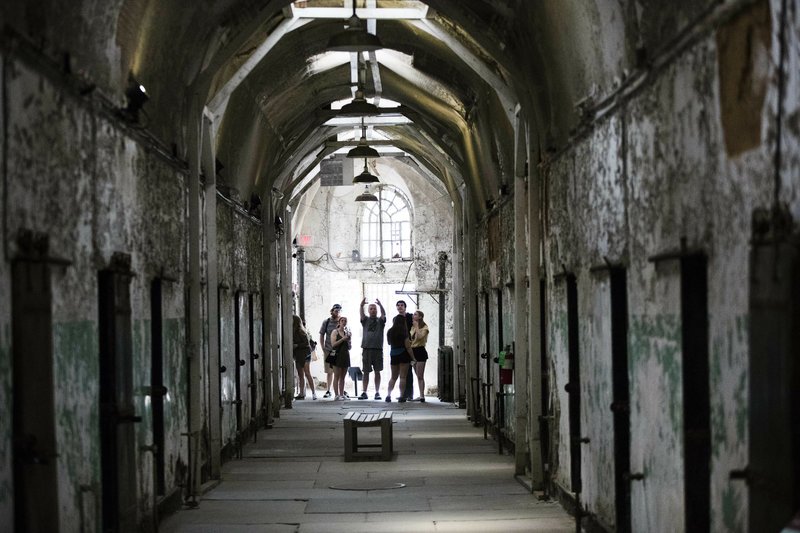 Toυρίστες επισκέπτονται το κελί του Αλ Καπόνε στο Eastern State Penitentiary της Φλόριντα.