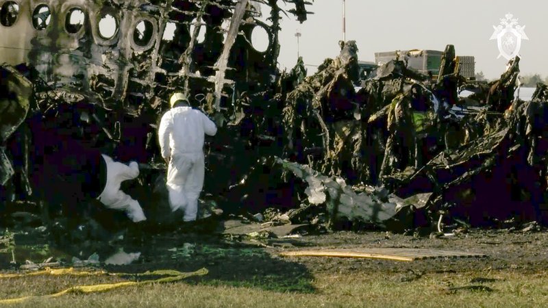 Το απανθρακωμένο αεροσκάφος της Aeroflot μετά την τραγωδία στη Μόσχα.