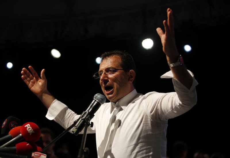 Ο Εκρέμ Ιμάμογλου εμφανίστηκε απτόητος στη χθεσινή συγκέντρωσή του, παρά την ακύρωση της νίκης του στις δημοτικές εκλογές της Κωνσταντινούπολης.