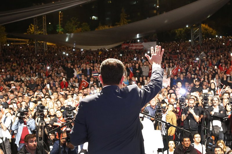 Πλήθος οπαδών του συνέρρευσαν για να ακούσουν τον Εκρέμ Ιμάμογλου μετά την απόφαση του YSK για επανάληψη των εκλογών στην Κωνσταντινούπολη τον Ιούνιο.