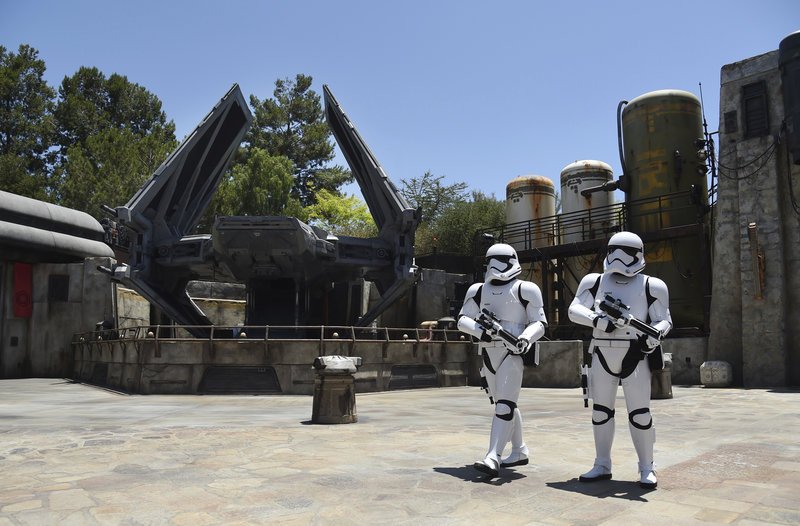Stormtroopers περιδιαβαίνουν στους χώρους του πάρκου.