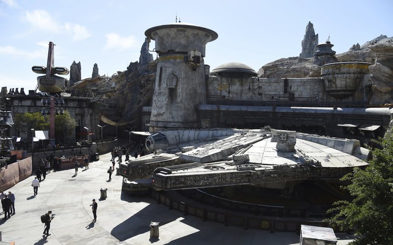 Αντίγραφο του Millenium Falcon δεσπόζει σε κεντρικό σημείο του πάρκου.