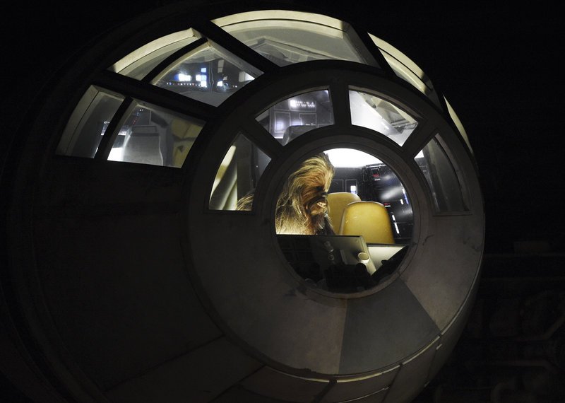Ο «Τσουμπάκα» στο κόκπιτ του Millenium Falcon.