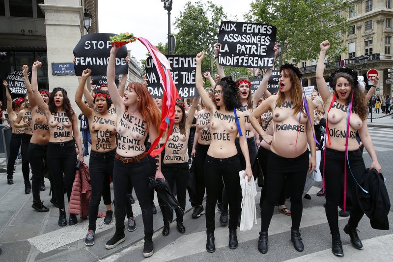 Οι ακτιβίστιες των Femen έγραψαν στα στήθη τους τα ονόματα 60 γυναικών που δολοφονήθηκαν φέτος στη Γαλλία.