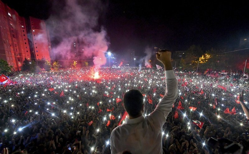 Ο θριαμβευτής των εκλογών στην Κωσνσταντινούπολη στην επινίκια ομιλία του.