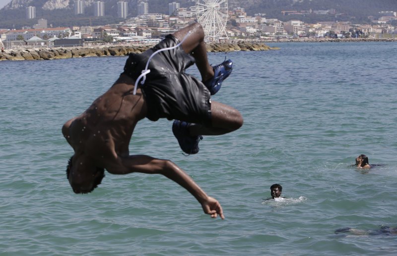 Ώρα για βουτιές στη θάλασσα στη Μασσαλία.