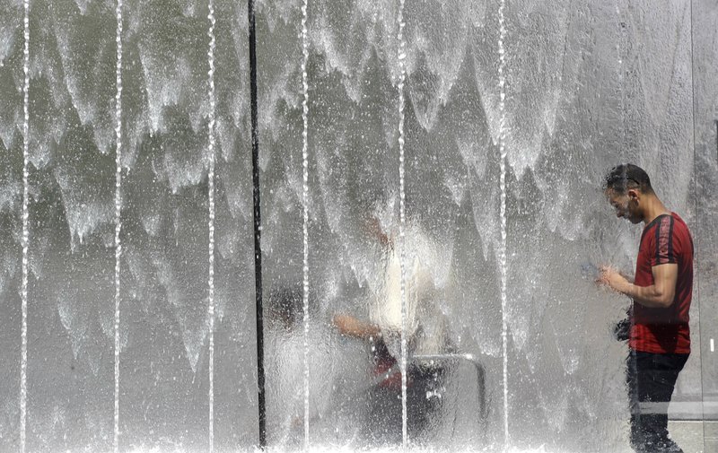 Όαση δροσιάς αυτό το συντριβάνι στο εμπορικό κέντρο του Μιλάνου.