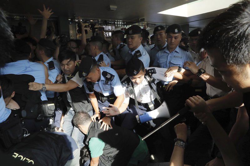 Τουλάχιστον 12 άτομα τραυματίστηκαν στις συγκρούσεις αστυνομίας, διαδηλωτών στο Χονγκ Κονγκ