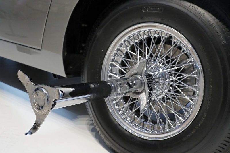 Η ειδικής κατασκευής Aston Martin DB5 διαθέτει αρκετά «εξωφρενικά» gadgets, από πυροβόλα και περιστρεφόμενες πινακίδες μέχρι καταστροφείς ελαστικών.