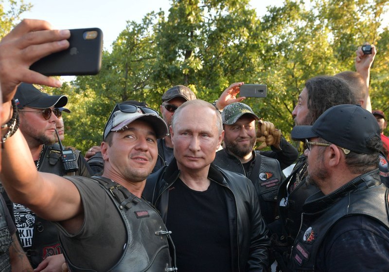 Ο Πούτιν ποζάρει για selfie με μοτοσικλετιστές / Φωτογραφία: Alexei Druzhinin, Sputnik, Kremlin Pool Photo via AP