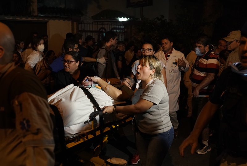 Τουλάχιστον 90 ασθενείς μεταφέρθηκαν σε άλλα νοσοκομεία για να γλιτώσουν από την πυρκαγιά.
