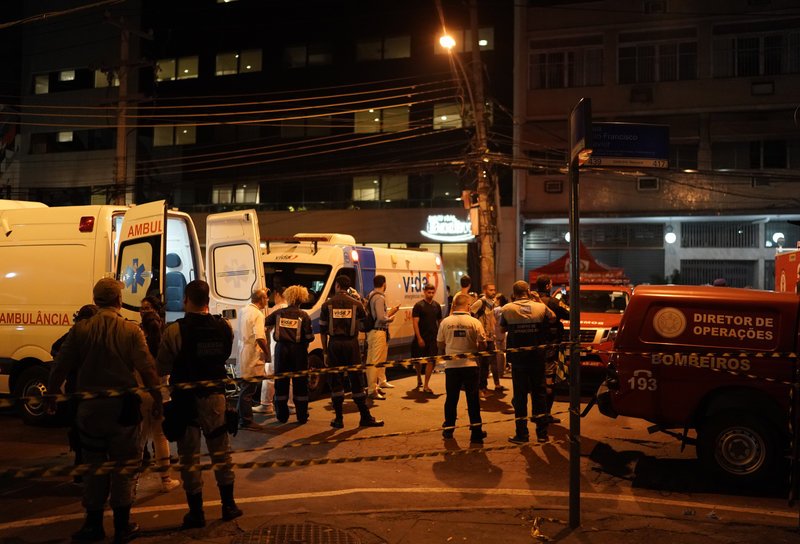 Συγγενείς ασθενών περιμένουν να μάθουν νέα για τα αγαπημένα τους πρόσωπα μετά την πυρκαγιά στο νοσοκομείο.