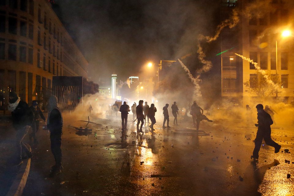 Η αστυνομία επενέβη με μπαράζ δακρυγόνων κατά των αντικυβερνητικών διαδηλωτών στην πρωτεύουσα του Λιβάνου.