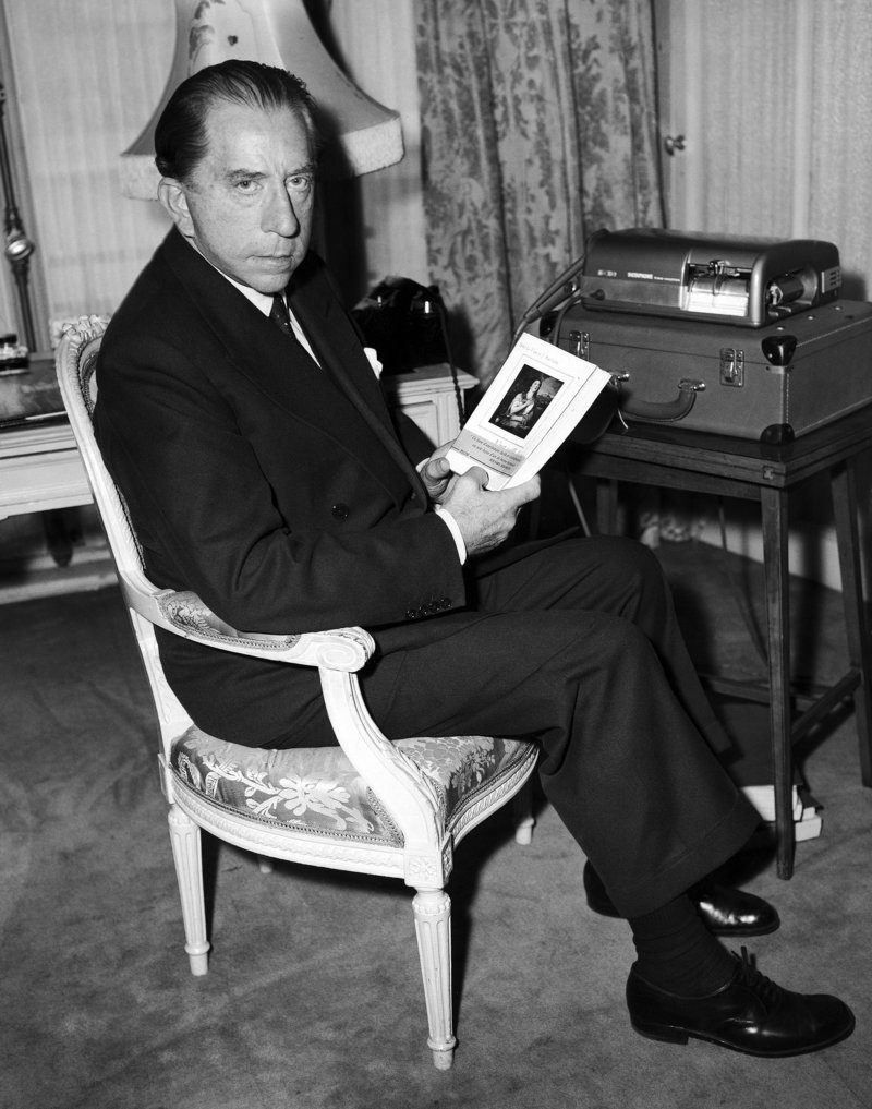 Ο Ζαν Πολ Γκετί ποζάρει στις 9 Οκτωβρίου 1957 κρατώντας στα χέρια ένα βιβλίο που συνέγραψε με την Ethel Levane με τον τίτλο “Collectors Choice”.