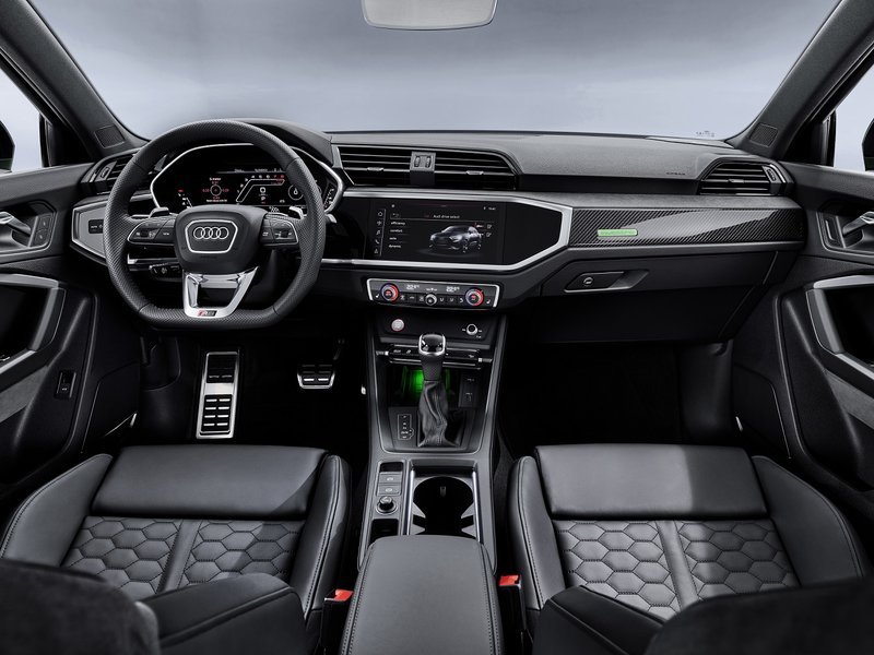 Στο εσωτερικό των SUV της Audi βρίσκουμε πολλές σχεδιαστικές λεπτομέρειες που έχουν στόχο να προσδώσουν μια σπορ χροιά: επενδύσεις αλουμινίου, nappa δερμάτινα καθίσματα και πολλά ακόμη στοιχεία.