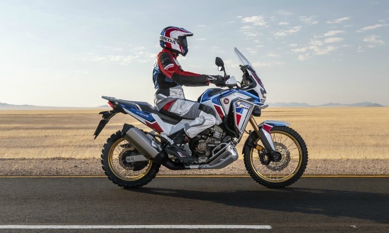 Οι Ιάπωνες επιβεβαιώνουν ότι η νέα CRF 1100L είναι ελαφρύτερη από την προκάτοχό της κατεβάζοντας το όριο από τα 240 κιλά.