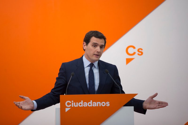 Ο ηγέτης των κεντρώων Ciudadanos, Άλμπερτ Ριβέρα στο πόντιουμ.