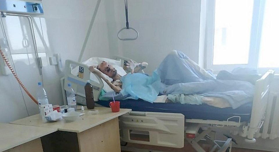Ο Αλεξάντερ Π. στο δωμάτιο του νοσοκομείου, όπου νοσηλεύθηκε στο Καζακστάν.