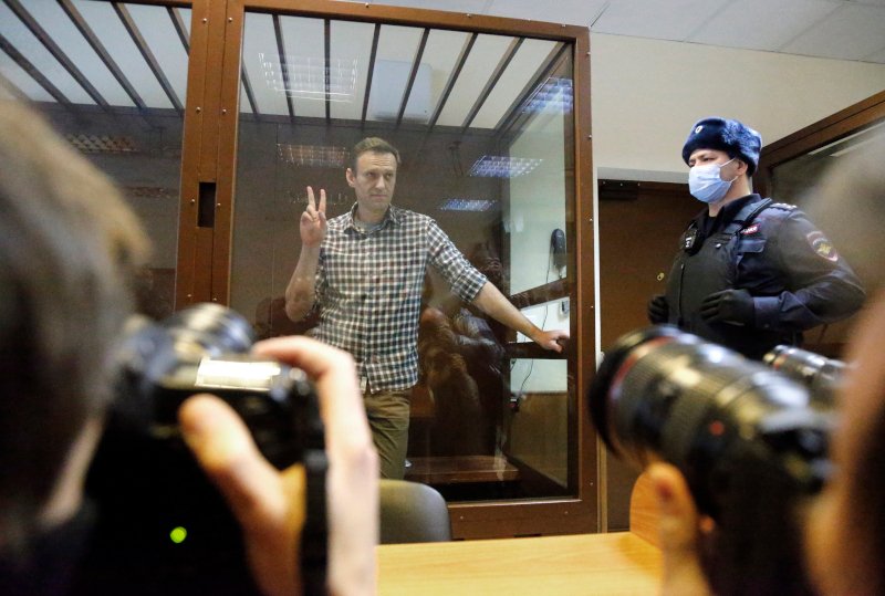 Ο δριμύς επικριτής του Πούτιν, Αλεξέι Ναβάλνι κάνει το σήμα της νίκης μετά την ανακοίνωση της ετυμηγορίας του δικαστηρίου