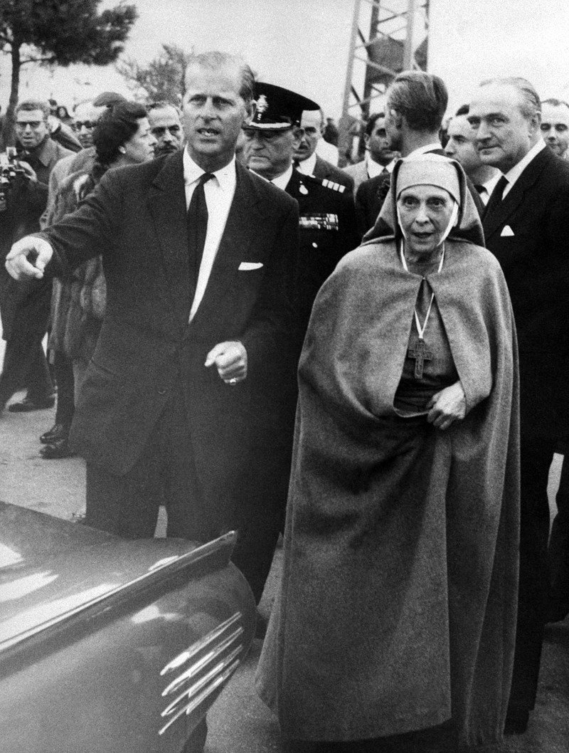O Φίλιππος και η Αλίκη στο αεροδρόμιο του Ελληνικού το 1961 / AP Photo)