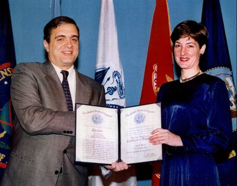 H Άνα Μόντες παραλαμβάνει το 1997 τιμητική διάκριση για τη δράση της από τον τότε διευθυντή της CIA, Τζορτζ Τένετ, τρία χρόνια προτού συλληφθεί ως κατάσκοπος της Κούβας