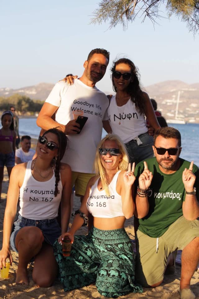 Λίγες ώρες πριν τον γάμο, το ζευγάρι έκανε beach party για τους καλεσμένους του