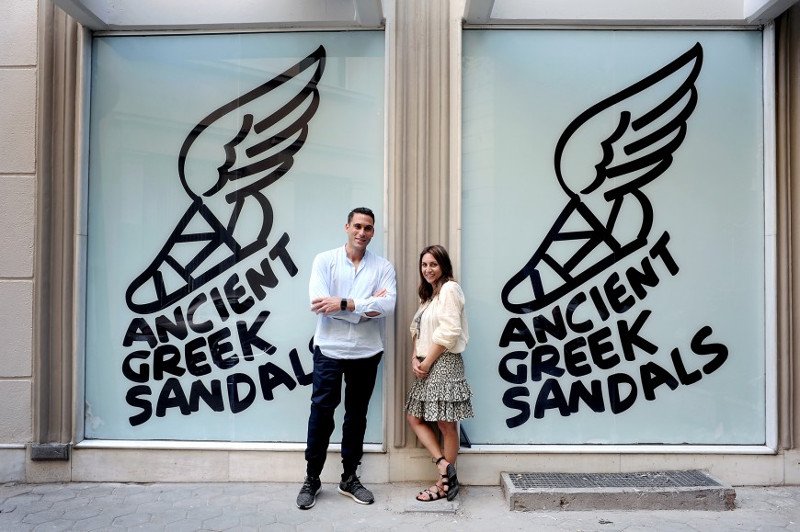 Oι ιδρυτές Αncient Greek Sandals Νικόλας Μίνογλου και Χριστίνα Μαρτίνη / Φωτογραφία Mανώλης Τσάφος