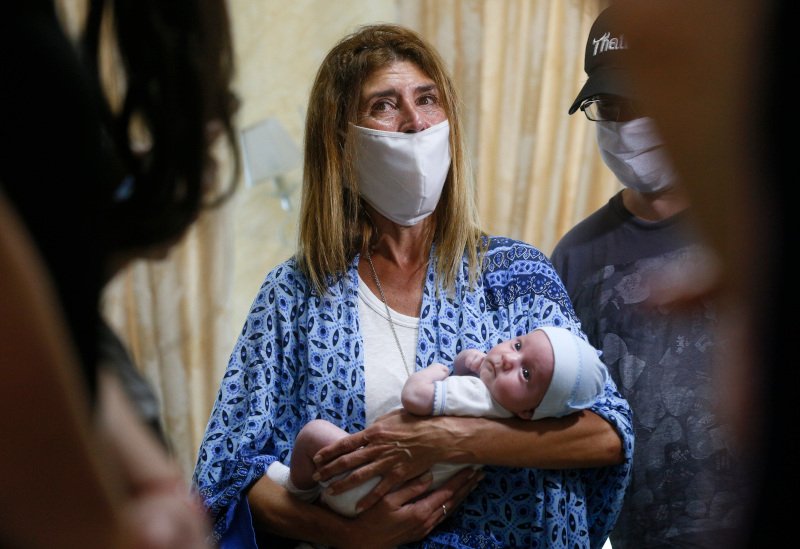 H Αντρέα Ντίεζ από την Αργεντινή τρισευτυχισμένη κρατά επί τέλους στην αγκαλιά της το μωρό της, που έφερε στον κόσμο παρένθετη μητέρα στην Ουκρανία