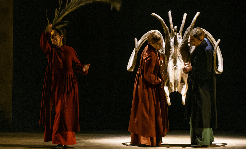  Στιγμιότυπο από την παράσταση που κάνει πρεμέρα στη Στέγη στις 3 Οκτωβρίου/ Φωτογραφία Ελίνα Γιουνανλή 