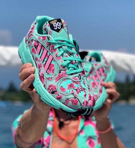 Τα sneakers θα έχουν κεντημένα άνθη κερασιάς στο τύπωμά τους, όπως το χαρακτηριστικό μπουκάλι του τσαγιού